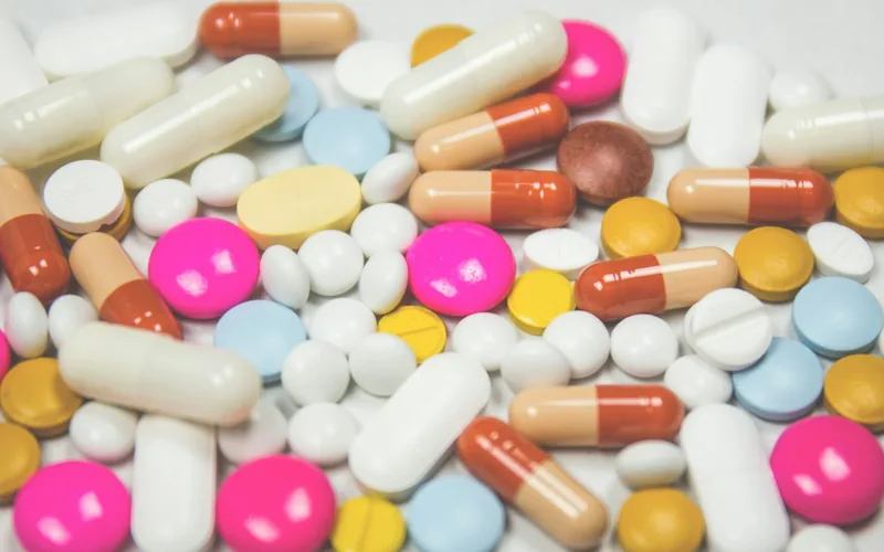 Nahaufnahme vieler bunter Tabletten und Kapseln